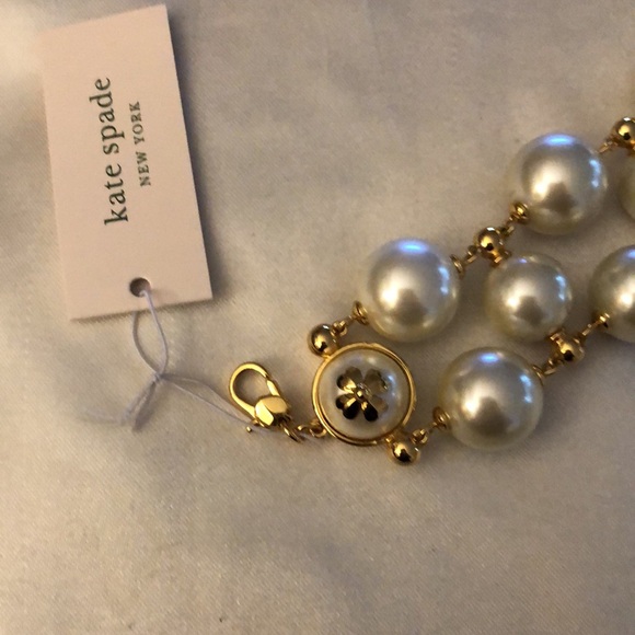 Kate Spade Gold Tone Pearls On Pearl Chunky Bracelet Spade Flower Motif NWT - Picture 3 of 13